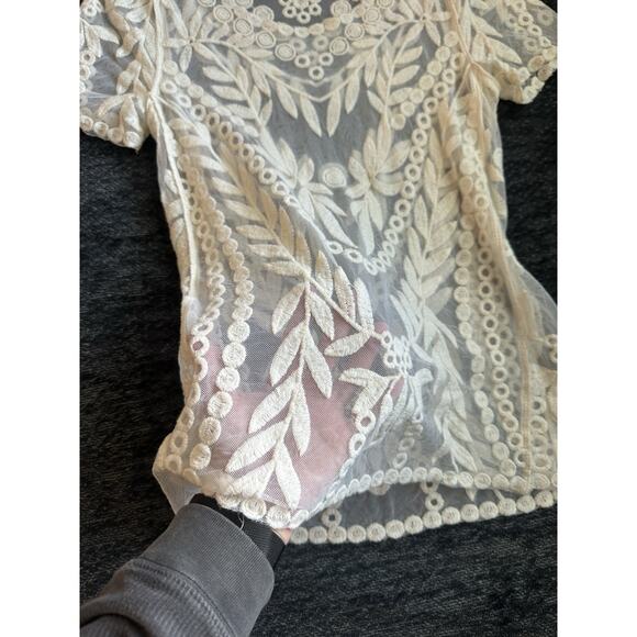 Capri Women's Ivory Floral Mesh Lace Short Sleeve Top Size Small - Picture 4 of 5